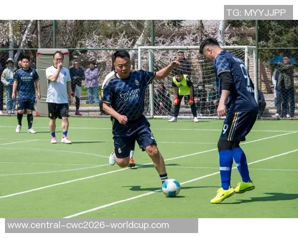 男生与女生共同参与足球比赛展现团结与友谊的精彩瞬间 男生与女生共同参与足球比赛展现团结与友谊的精彩瞬间